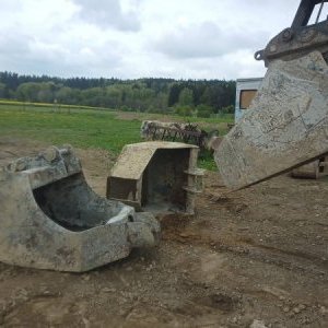 foto 115 a 120 cm buckets Strickland/Rhinox concrete shovels