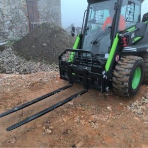 foto newish 3.3t skidsteer loader Kovaco Elise 900